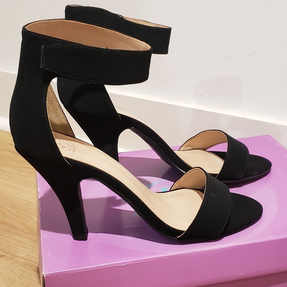 Black heeled sandal